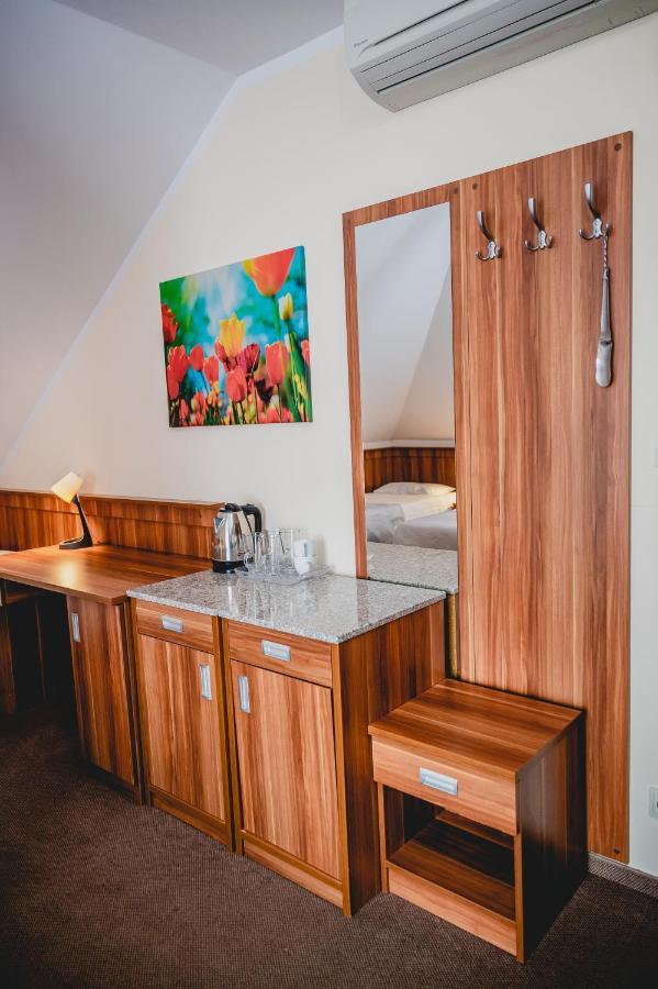 Hotel Nad Morzem- Art-Pension Świerzno Kültér fotó