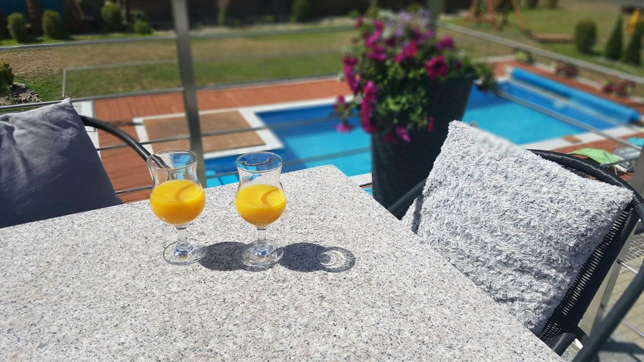 Hotel Nad Morzem- Art-Pension Świerzno Kültér fotó